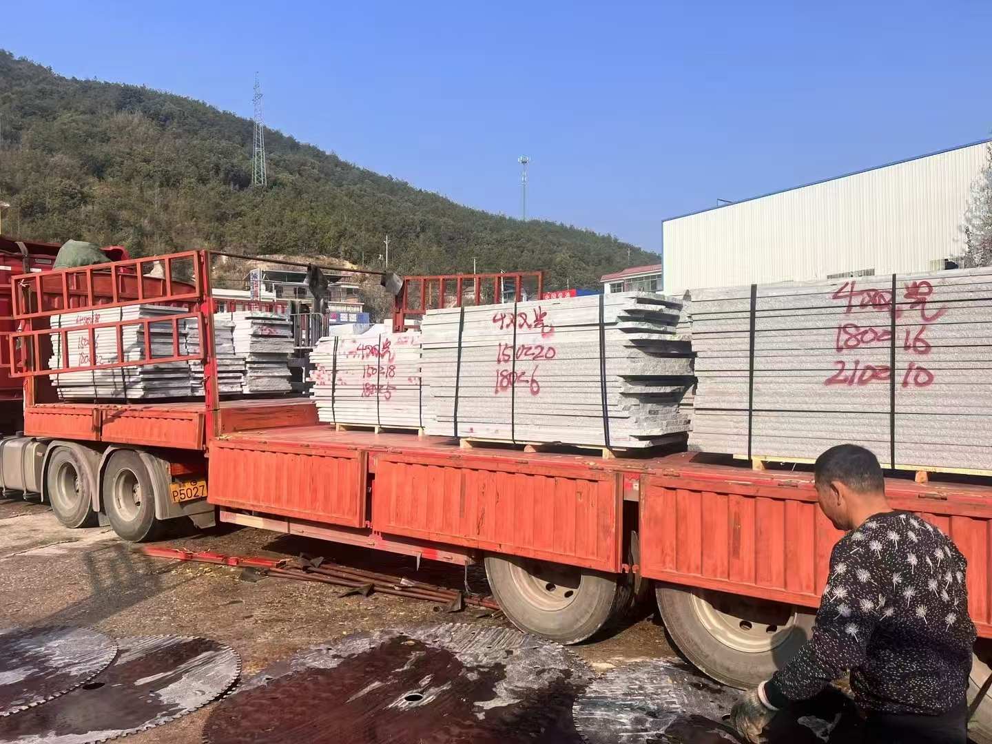 商洛 芝麻灰花岗岩光面毛板出货日常